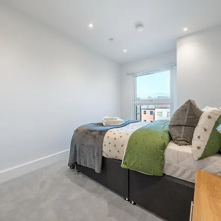 Lovely 3 Bedroom House Free Parking Luton  Extérieur photo