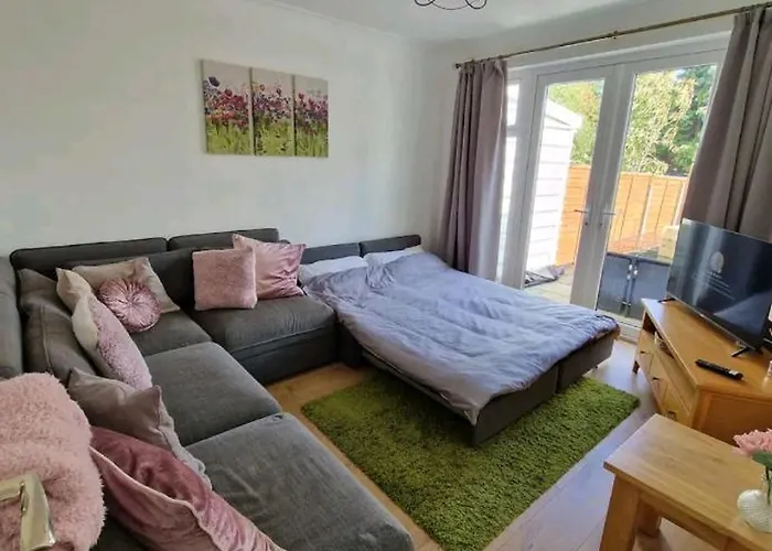 Lovely 3 Bedroom House Free Parking