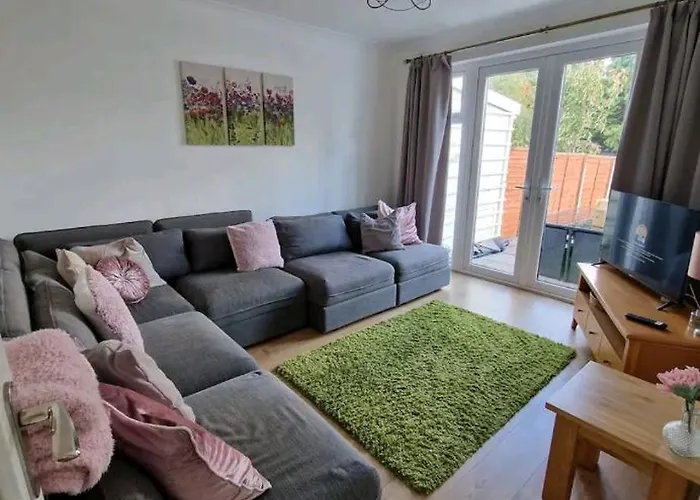 Lovely 3 Bedroom House Free Parking