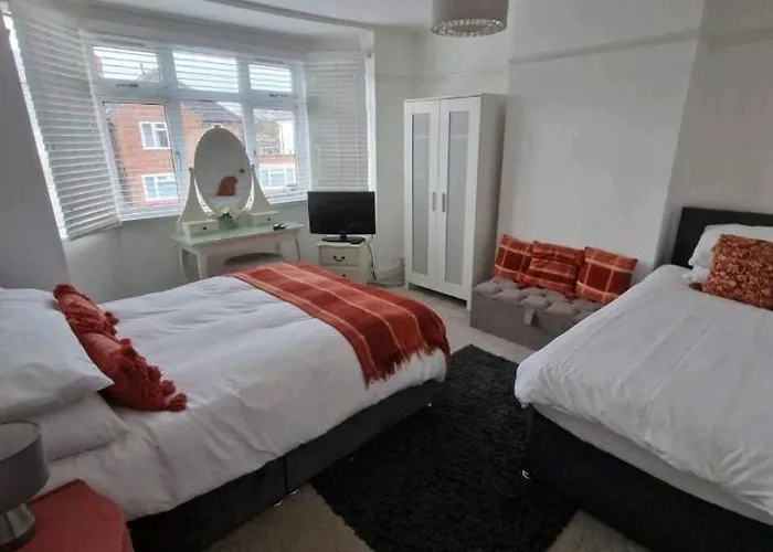 Lovely 3 Bedroom House Free Parking